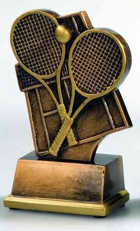 Eine bronzene Trophäe mit zwei gekreuzten Tennisschlägern und einem Tennisball auf einem rechteckigen Sockel, perfekt als Auszeichnung für Champions, 3-er Serie Tennis 80 mm PK736876-78-3.